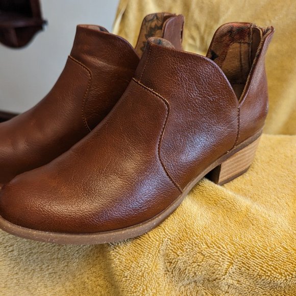 B. O. C. Women's Lucy Ankle Booties - Picture 11 of 11